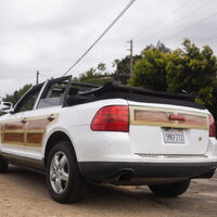 Más barato que un Aveo usado: este Porsche Cayenne es convertible, tiene motor V8… y costados de madera falsos