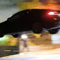 ¡Y voló! Cómo destrozar un Tesla Model S para un vídeo de TikTok y darse a la fuga