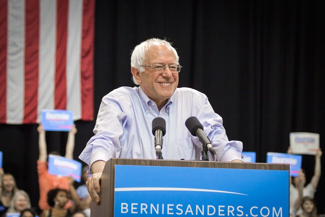 Bernie Sanders, senador estadounidense, sobre los despidos en XBOX: "Microsoft generó 101.000 millones de dólares en beneficios, y despide a 3.200 personas"