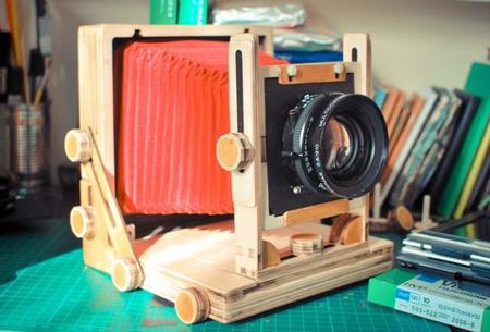 Si quieres hacerte con una cámara de gran formato económica, echa un vistazo al proyecto Intrepid 4x5