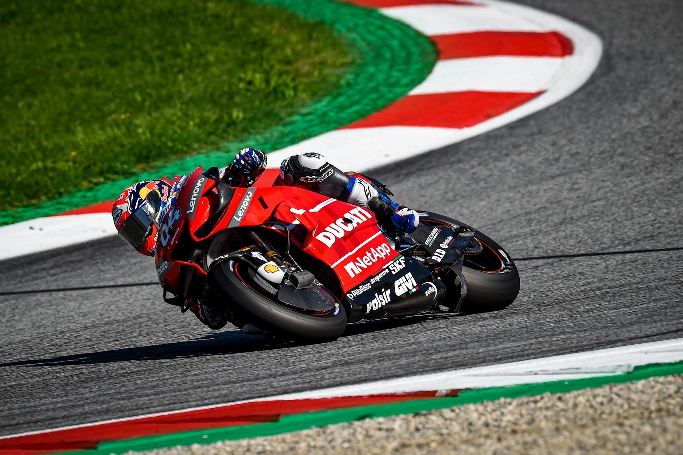 Andrea Dovizioso gana en Austria con un adelantamiento histórico a Marc Márquez en la última curva