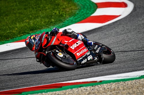 Andrea Dovizioso gana en Austria con un adelantamiento histórico a Marc Márquez en la última curva