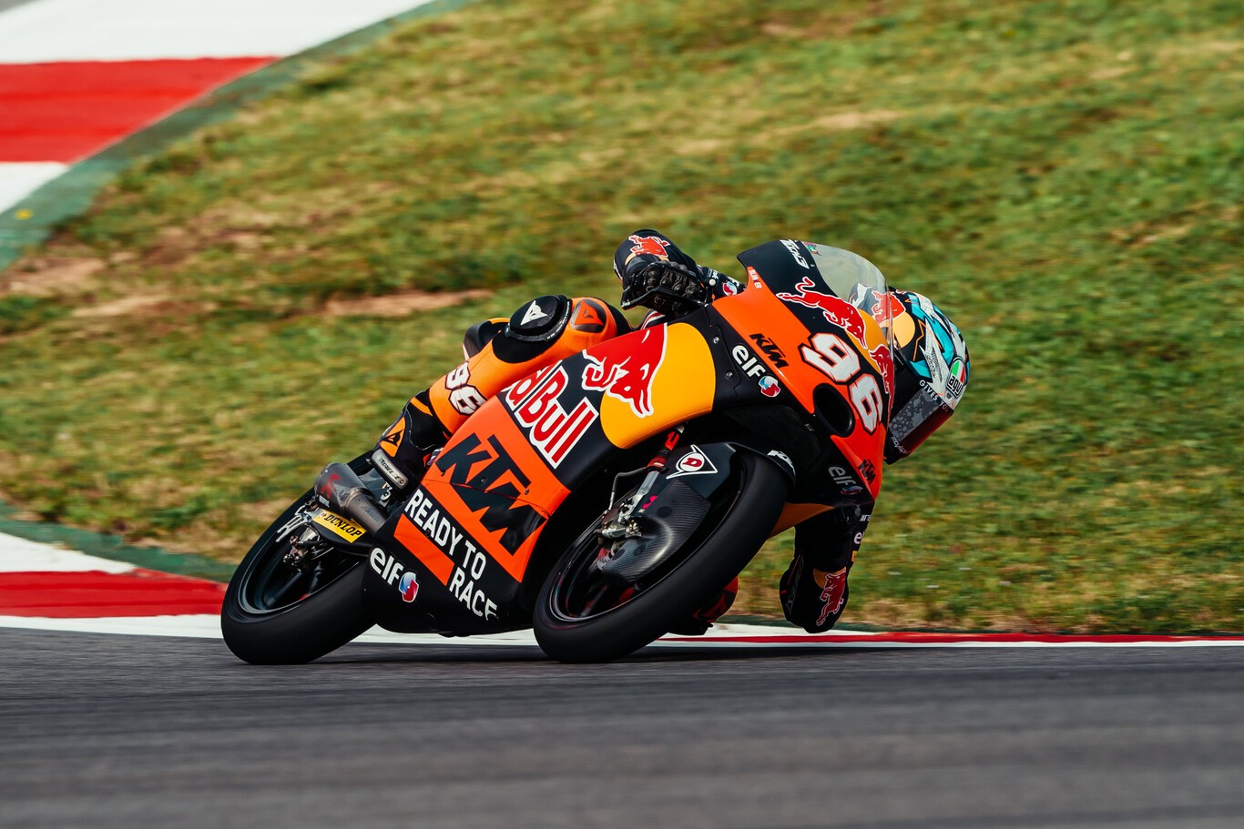 Daniel Holgado se estrena en Moto3 superando a David Muñoz en el primer baño de KTM a Honda