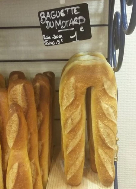 Si te preguntas cómo llevar una barra de pan en tu moto, en Francia han encontrado la solución