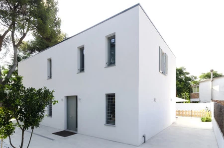 Puertas abiertas: una casa unifamiliar en Barcelona, ecológica y funcional en blanco puro
