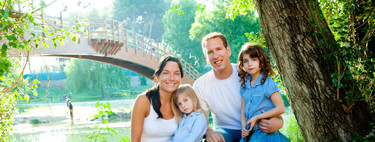 Niños y mascotas de vacaciones juntos