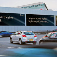 Renault estrena en Londres vallas publicitarias con mensajes personalizados para tí