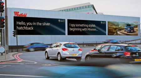 Renault estrena en Londres vallas publicitarias con mensajes personalizados para tí