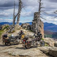 Hacer motocross con dos Honda Gold Wing es la dolorosa forma de destrozar unas motos casi clásicas