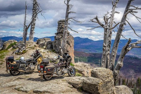 Hacer motocross con dos Honda Gold Wing es la dolorosa forma de destrozar unas motos casi clásicas
