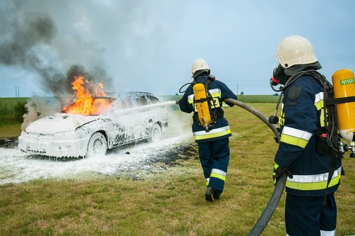 Los bomberos avisan: "Apagar el fuego de un coche eléctrico es totalmente distinto a uno de gasolina o diésel"