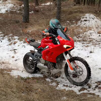 Dando botes por el monte con una Ducati Panigale V4 de 30.000 euros reconvertida en una moto de enduro 