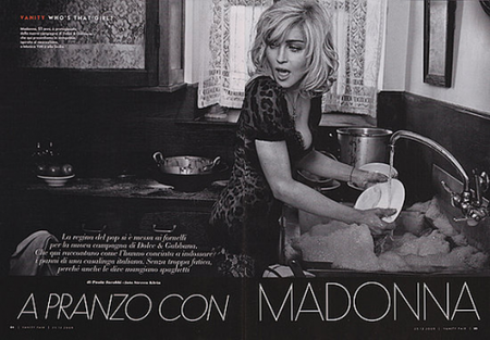 Madonna lavando los platos