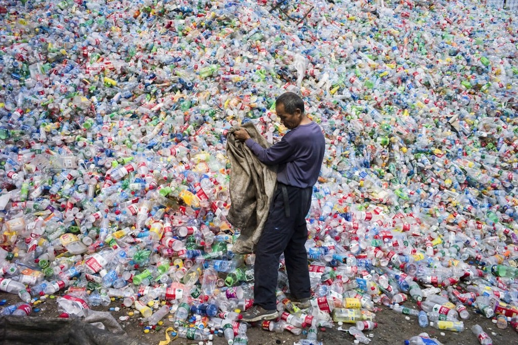En 2021, China tenía 6.000 botellas de leche que nadie quería. Tuvieron una idea fascinante: su primera carretera de plástico