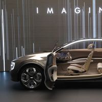 Imagine by Kia, el primer prototipo de coche eléctrico de cuatro puertas de Kia... ¡con 21 pantallas en su interior!