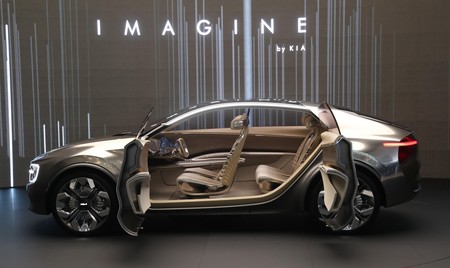 Imagine by Kia, el primer prototipo de coche eléctrico de cuatro puertas de Kia... ¡con 21 pantallas en su interior!