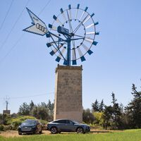 Cuando un molino viejo se convierte en un aerogenerador, gracias a la segunda vida de un motor de Audi e-tron