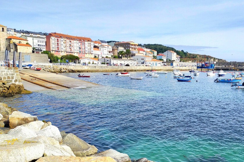 El pueblo marinero que triunfa en Galicia tiene historia, pescado fresco y una playa larguísima sin turistas