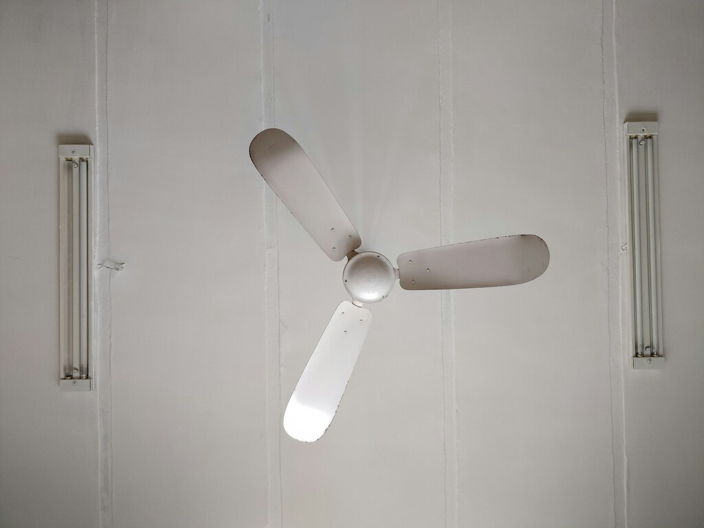 Instalar un ventilador de techo bien es esencial, que además quede estético es aún mejor: este ingeniero eléctrico ha resuelto todas mis dudas