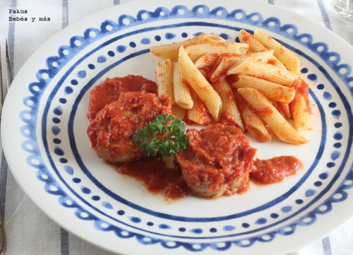 Medallones de solomillo con salsa de tomate y guarnición de pasta. Plato único para toda la familia