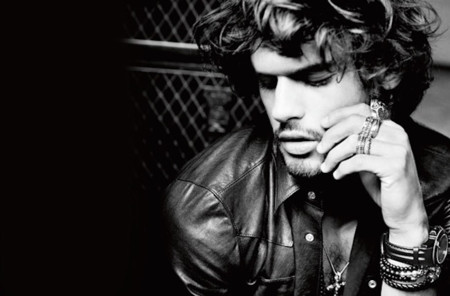 Marlon Teixeira presta su cuerpo serrano para la nueva campaña de joyas de Thomas Sabo