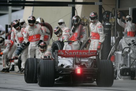 McLaren llega a Barcelona envuelto en dudas