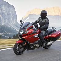 Los seis cilindros de la BMW K 1600 GT te llevarán, de nuevo, al fin del mundo entre algodones