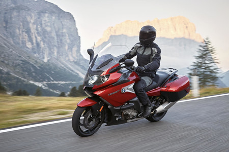 Los seis cilindros de la BMW K 1600 GT te llevarán, de nuevo, al fin del mundo entre algodones