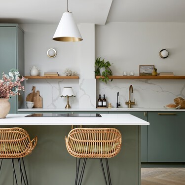 Estos son los mejores estantes para aprovechar el espacio en una cocina pequeña, según una experta en decoración