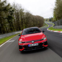 Por fin hay un Volkswagen Golf GTI más potente que un CUPRA. El Golf GTI Edition 50 es el más salvaje y potente de la historia y llega arrasando en Nürburgring