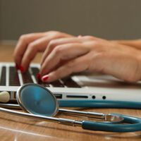 Família enlutada usa chatbot de IA para reduzir conta hospitalar de US$ 195 mil para US$ 33 mil 