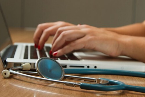 Família enlutada usa chatbot de IA para reduzir conta hospitalar de US$ 195.000 para US$ 33.000.