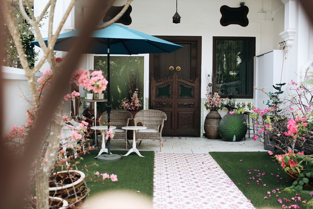 Ni de cemento, ni de hormigón: así es el suelo de los años 70 que regresa a patios y terrazas para hacerlos más frescos y naturales 