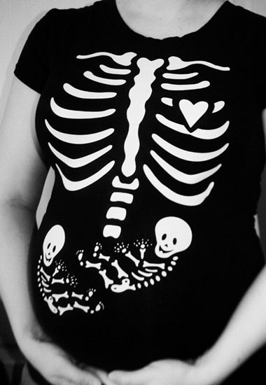 Divertida camiseta esqueleto para una embarazada de gemelos