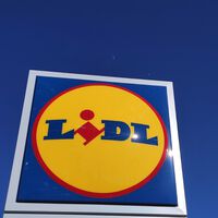 Hoy en Lidl, por 9,99 euros, la mesa plegable para usar el portátil y la tablet en el sofá o la cama: tiene portabebidas y hasta cajón