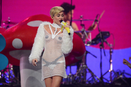 Y ahora Miley Cyrus se nos vuelve a despelotar en los iHeart, ¡alegría!