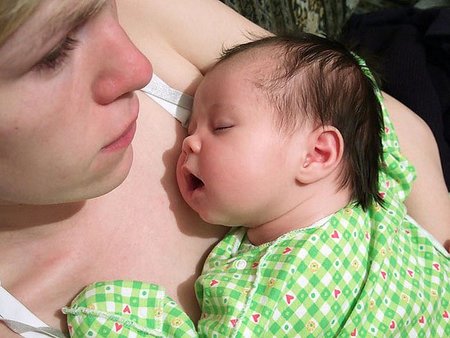 Insomnio en bebés por dormir en sitios inadecuados como la cama de los padres o sus brazos, dice un estudio