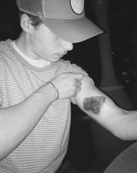 Brooklyn Beckham ya se ha hecho su segundo tatuaje... y papi David encontró hueco también