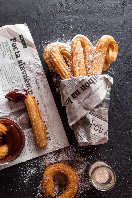 Churros azucarados con canela en polvo. Receta de postre sencillo