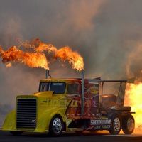 El camión más rápido del mundo se llama Shockwave, lo propulsan tres turbinas de avión y supera los 600 km/h