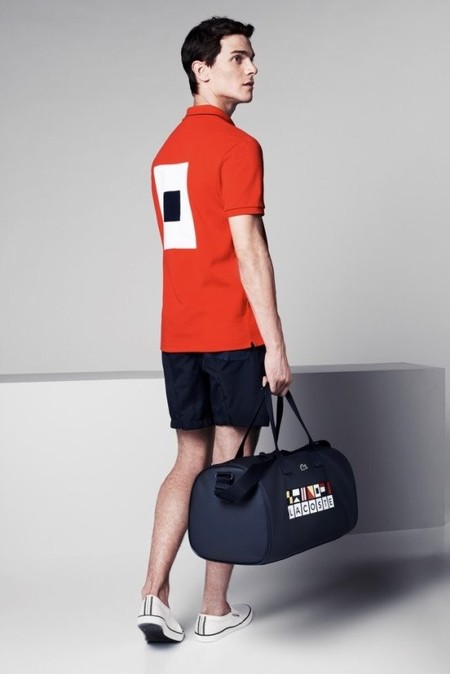 ¿Hay algo más navy que hacer de la mano de Lacoste una colección inspirada en distintas banderas marítimas?
