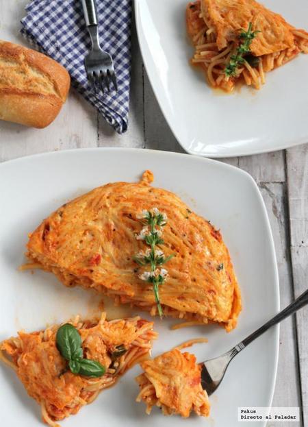 Tortilla de espaguetis con tomate y alcaparras. Receta de aprovechamiento