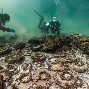 Arqueólogos recuperan un pecio romano de 2.000 años en Suiza: estaba cargado de aceite de oliva español y utensilios de cocina 