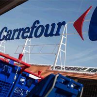 Carrefour está liquidando el set de mesa con sombrilla perfecto para disfrutar de la terraza o jardín este verano