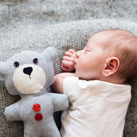 ¿Debería darle la vuelta al bebé si se pone boca abajo mientras duerme?