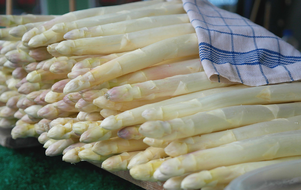 Adiós a las latas (por una temporada): cómo cocinar espárragos blancos frescos y cinco recetas para sacarles partido 