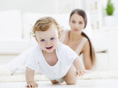 Cómo prepararle para sus primeros pasos: la importancia de gatear 