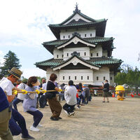 Japón necesitaba mover un castillo de 360 toneladas y decidió no desmontarlo. 1.800 personas han tirado de él con cuerdas y rodillos 