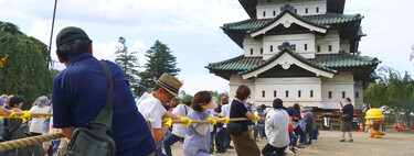 Japón necesitaba mover un castillo de 360 toneladas y decidió no desmontarlo. 1.800 personas han tirado de él con cuerdas y rodillos 