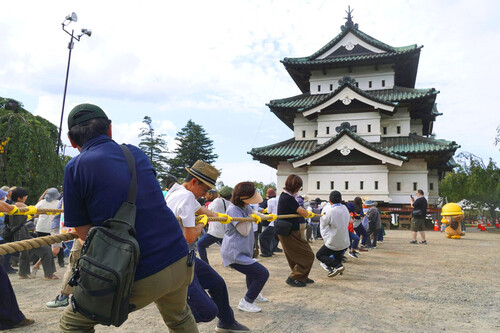 Japón necesitaba mover un castillo de 360 toneladas y decidió no desmontarlo. 1.800 personas han tirado de él con cuerdas y rodillos 